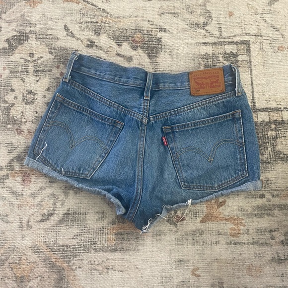 LEVI’S cut off denim shorts - Picture 2 of 4